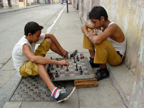Sakkozó fiúk Kubában